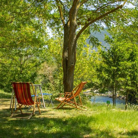 EMPLACEMENT - Forfait Bord de rivière  (1 tente, caravane ou camping-car / 1 voiture)