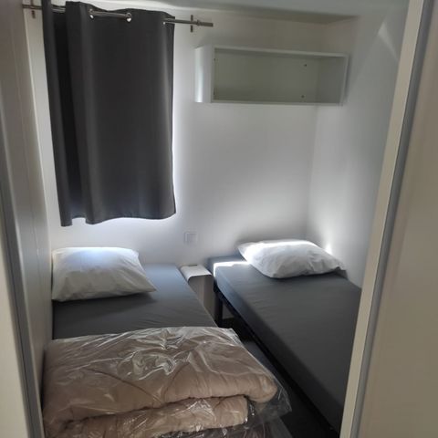 MOBILHEIM 6 Personen - Mobilheim 001 (3 Schlafzimmer, 1 Badezimmer) - Klimaanlage - Halbüberdachte Terrasse