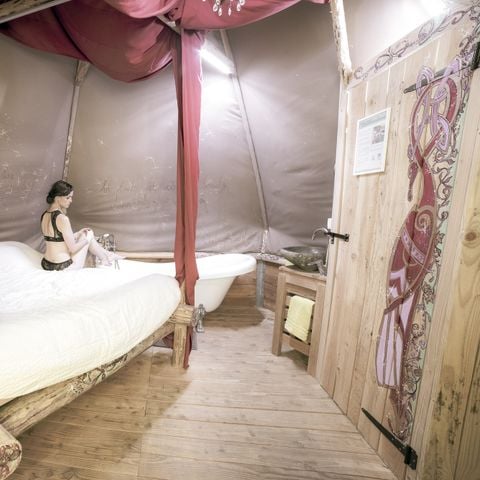 UNUSUAL ACCOMMODATION 2 people - Lodge Venezia - 18m² - Baroque, romantic with old-fashioned bath and breakfast included.