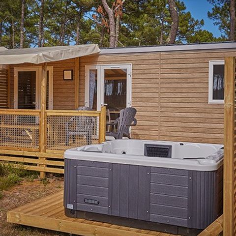 MOBILHOME 6 personnes - Mobil-home | Premium Exclusive | 3 Ch. | 6 Pers. | Terrasse surélevée | Jacuzzi | Clim. | TV