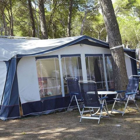 STAANPLAATS - Standaard Comfort standplaats (60-75m2): auto + caravan of camper of tent + elektriciteit