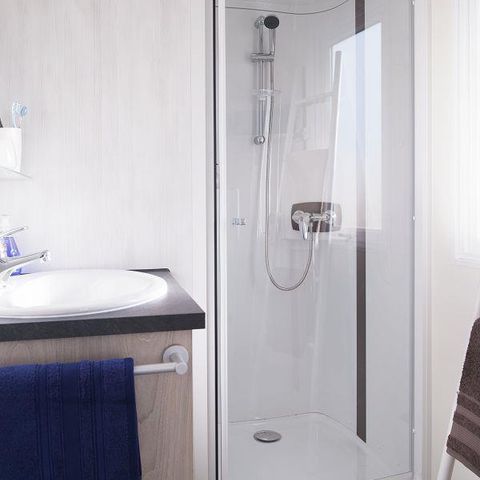 MOBILHOME 5 personnes - remium 30m² (2 chambres) + terrasse couverte 10m² + draps + serviettes + LV + TV 4/5 pers.