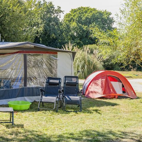 EMPLACEMENT - Forfait Confort (1 tente, caravane ou camping-car / 1 voiture / électricité 10A)