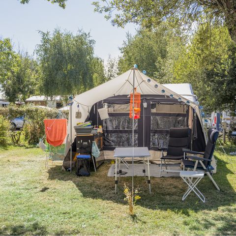 EMPLACEMENT - Forfait Confort (1 tente, caravane ou camping-car / 1 voiture / électricité 10A)