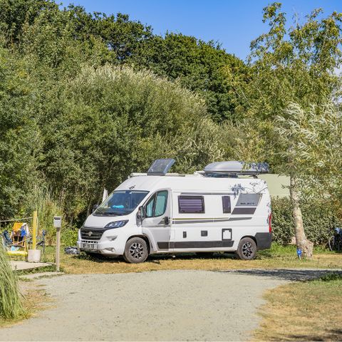 EMPLACEMENT - Forfait Confort (1 tente, caravane ou camping-car / 1 voiture / électricité 10A)