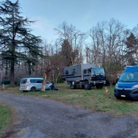 EMPLACEMENT - Emplacement + électricité 10 A + 1 véhicule + tente ou caravane