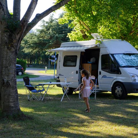 EMPLACEMENT - Emplacement + électricité 10 A + 1 véhicule + tente ou caravane