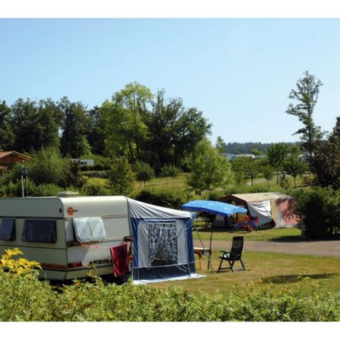 EMPLACEMENT - Forfait Confort (1 tente, caravane ou camping-car / 1 voiture / électricité)