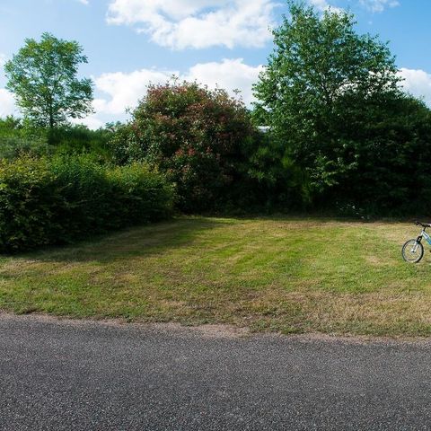 EMPLACEMENT - Forfait Confort (1 tente, caravane ou camping-car / 1 voiture / électricité)