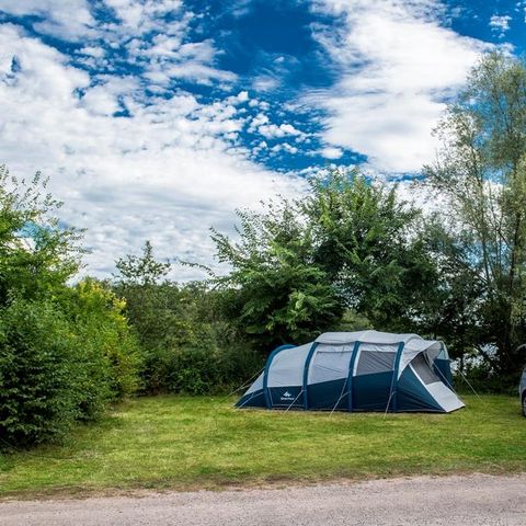 PARCELA - Paquete confort (1 tienda, caravana o autocaravana / 1 coche / electricidad)