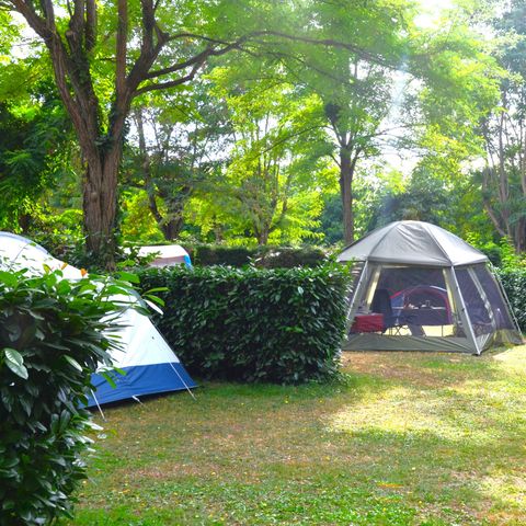 EMPLACEMENT - Forfait Confort (1 tente, caravane ou camping-car / 1 voiture / électricité 10A)