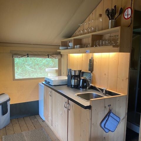 Safaritent 4 personen - Safaritent Woody 25 Luxury voor 4 personen inclusief badkamer en keuken