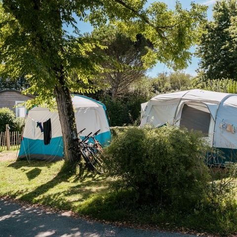 PIAZZOLA - Pacchetto comfort: tenda, roulotte o camper / 1 auto / elettricità 10A 2 pers.