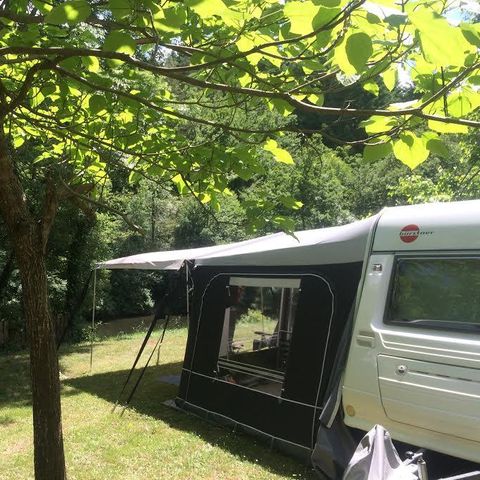 EMPLACEMENT - Grand Emplacement : +150 m² (voiture + tente/caravane/camping-car + électricité 10A)