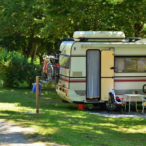 STAANPLAATS - Grote standplaats : +150 m² (auto + tent/caravan/camper + 10A elektriciteit)