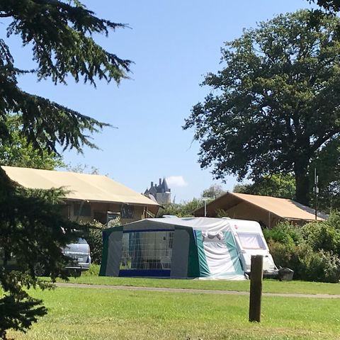 EMPLACEMENT - Tente / camping-car/ caravane et 1 véhicule avec électricité