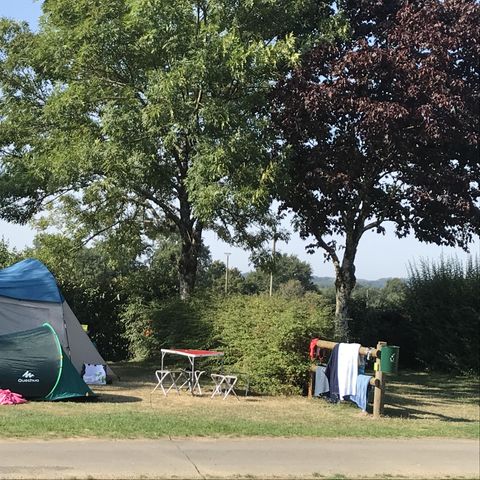 PARZELLE - Zelt / Wohnmobil / Wohnwagen und 1 Fahrzeug mit Strom