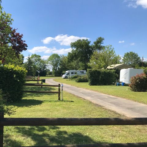 EMPLACEMENT - Tente / camping-car/ caravane et 1 véhicule avec électricité