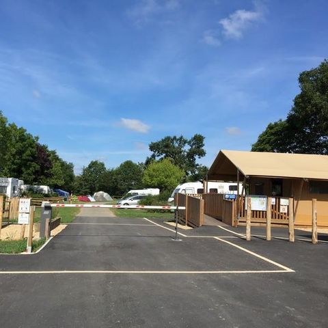 EMPLACEMENT - Tente / camping-car/ caravane et 1 véhicule avec électricité