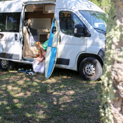 EMPLACEMENT - Forfait électrifié : 2 pers. + 1 véhicule + 1 instalation + électricité