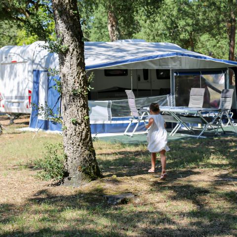 EMPLACEMENT - Forfait électrifié : 2 pers. + 1 véhicule + 1 instalation + électricité