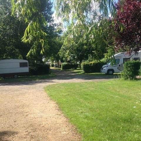 EMPLACEMENT - Camping avec ou sans véhicule  (80 à 100m²)