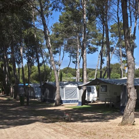 PIAZZOLA - Medium Standard (auto >90m² + tenda o roulotte o camper + elettricità 10A + acqua)