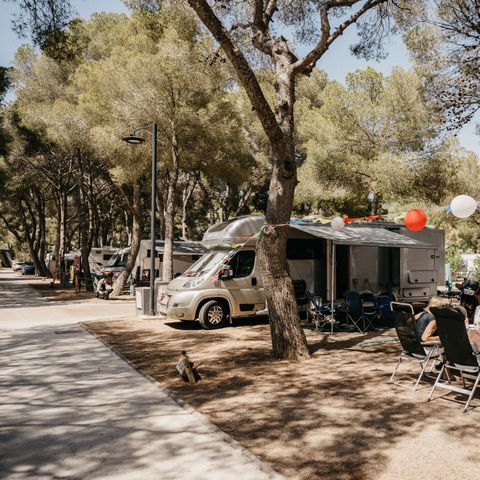 PIAZZOLA - Medium Standard (auto >90m² + tenda o roulotte o camper + elettricità 10A + acqua)