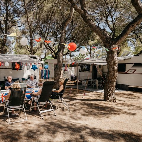 PARCELA - Grande Estándar (90-120m² coche + tienda o caravana o autocaravana + 10A electricidad + agua)