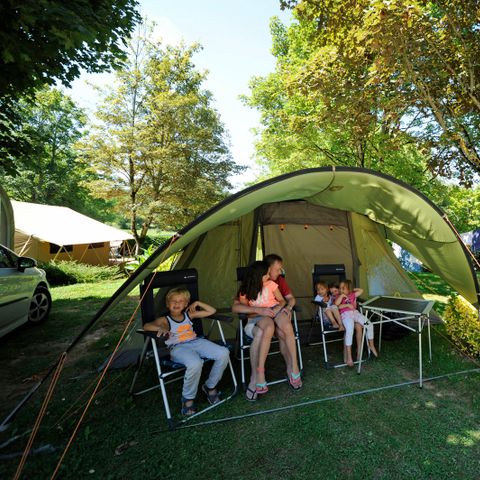 EMPLACEMENT - PRIVILEGE GARDEN 120 m² + Table couverte/bancs + électricité 10 A - 2 pers. 2/6 pers