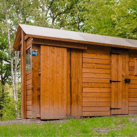 STAANPLAATS - Premium pakket: 10A plaats voorzien van een Freecamp (hut met sanitair)