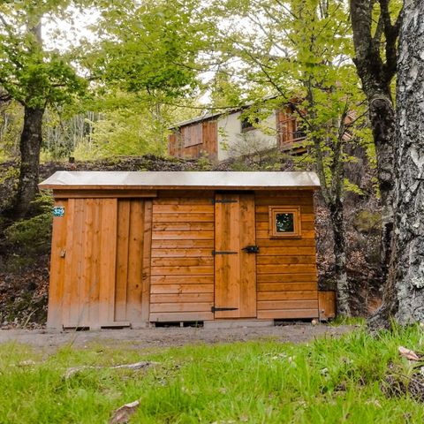 EMPLACEMENT - Forfait Premium : emplacement 10A équipé d'une Freecamp (cabane avec sanitaires)