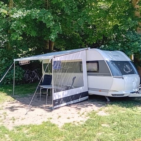 PIAZZOLA - Pacchetto comfort (1 tenda, roulotte o camper / 1 auto / elettricità 6A)