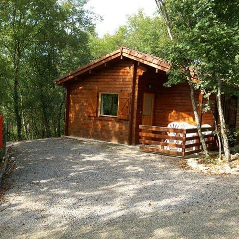 CHALET 2 personnes - en bois massif ( mineurs de - 18 ans non acceptés)