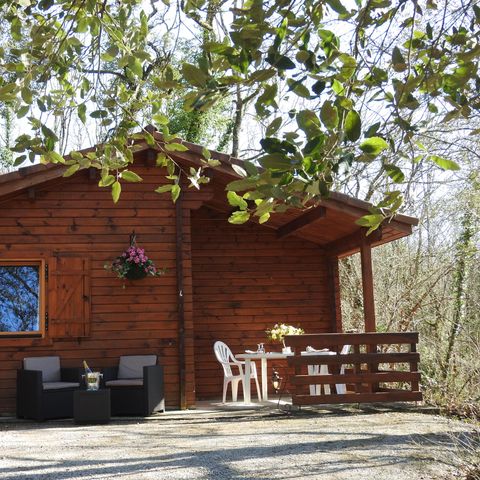 CHALET 2 personnes - en bois massif ( mineurs de - 18 ans non acceptés)