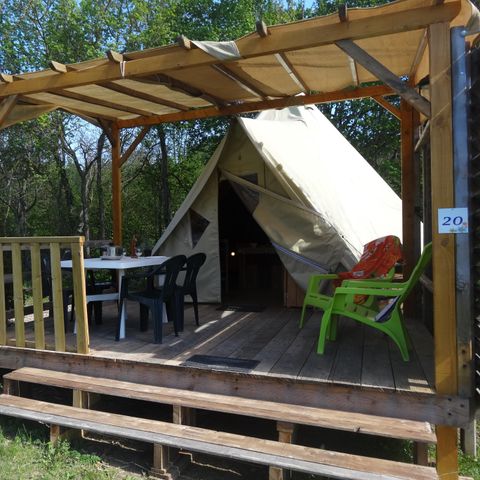 AUßERGEWÖHNLICHE UNTERKUNFT 4 Personen - Tipi 20m² 2 Schlafzimmer - ohne Sanitäranlagen + halbüberdachte Terrasse