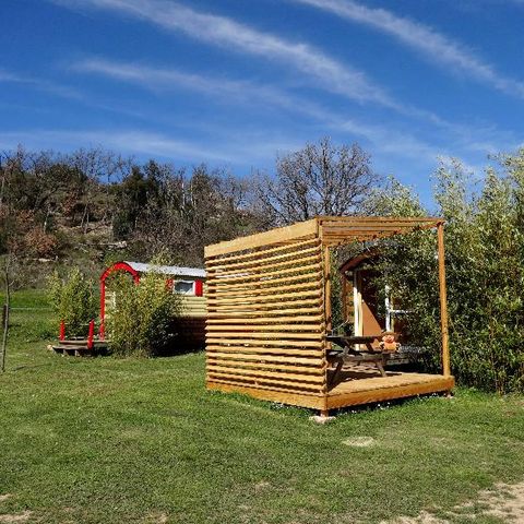 AUßERGEWÖHNLICHE UNTERKUNFT 4 Personen - Wohnwagen 21m² 1 Zimmer + halbüberdachte Terrasse