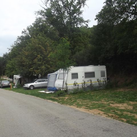 PIAZZOLA - Pacchetto comfort (auto, tenda, roulotte o camper + elettricità 10A)