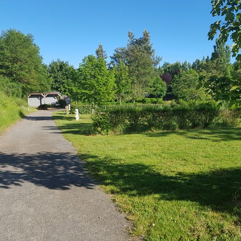 PARZELLE - Pauschale Privilège XXL in der Nähe des Sees (Auto, Zelt, Wohnwagen oder Wohnmobil + Strom 10A)