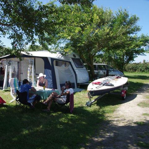 PARCELA - Paquete con electricidad de 10 amperios (1 tienda, caravana o autocaravana / 1 coche)