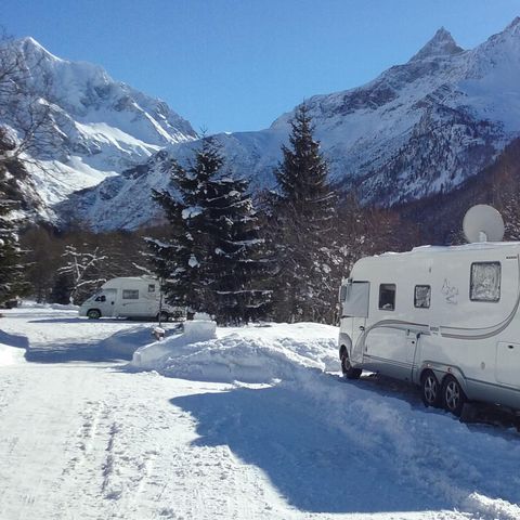 PIAZZOLA - Pacchetto natura (1 tenda, roulotte o camper / 1 auto)