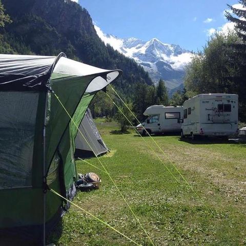 PARZELLE - Forfait Nature (1 Zelt, Wohnwagen oder Wohnmobil / 1 Auto)