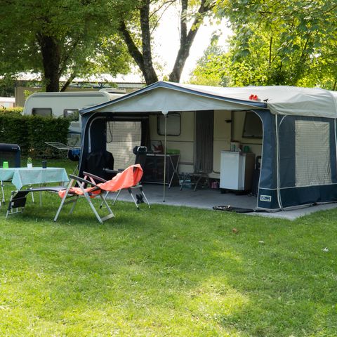 STAANPLAATS - Campingpakket (standplaats + auto + 10A elektriciteit)