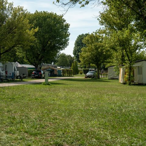 STAANPLAATS - Campingpakket (standplaats + auto + 10A elektriciteit)