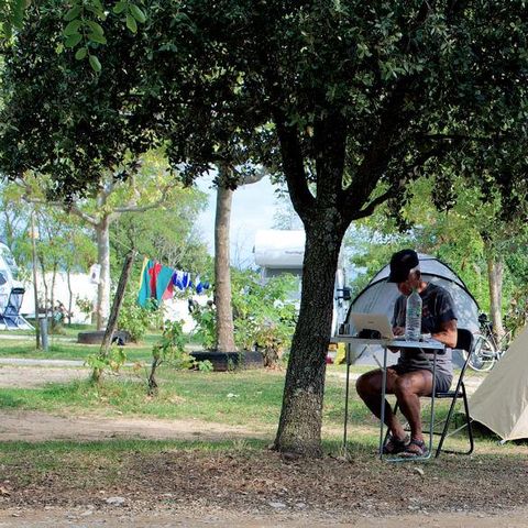 PARCELA - Paquete estándar: 1 parcela + 1 vehículo + Tienda, Caravana o Autocaravana (sin electricidad)