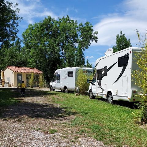 STAANPLAATS - 1 auto + tent, caravan of camper