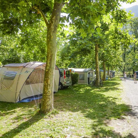 PIAZZOLA - Pacchetto comfort (1 roulotte, tenda / 1 auto) o camper (elettricità 10A)