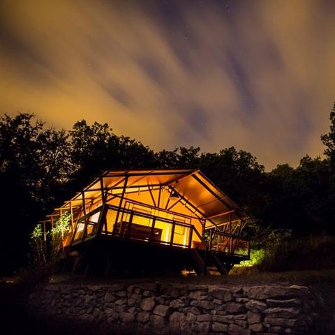 CANVAS AND WOOD TENT 5 people - SAFARI WOODLODGE tent 59m² / 2 bedrooms - covered terrace (private bathroom)