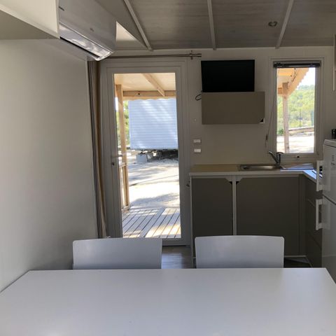 Mobilheim 4 Personen - Mobil Home STANDARD 2 SCHLAFZIMMER (24m2) + halbüberdachte Terrasse + Klimaanlage + Fernseher