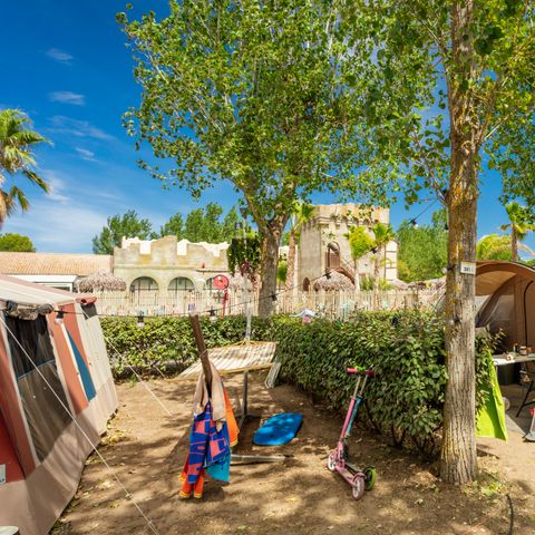 EMPLACEMENT - CONFORT + 1 voiture + tente ou caravane + électricité